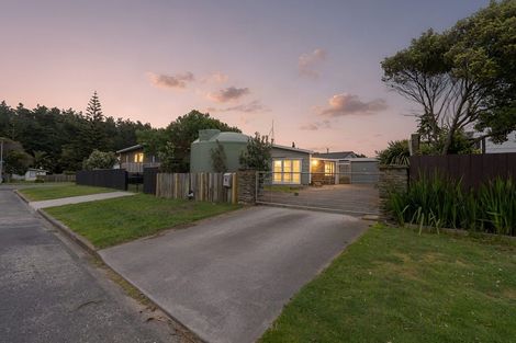 Photo of property in 16 Hydrabad Drive, Waitarere Beach, Levin, 5510