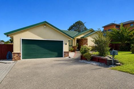 Photo of property in 28 Piper Place, Goodwood Heights, Auckland, 2105