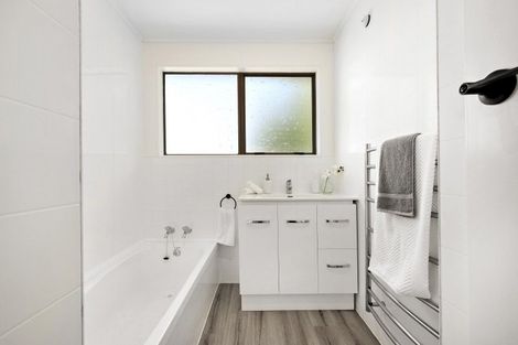 Photo of property in 5 Sasanqua Way, Crofton Downs, Wellington, 6035