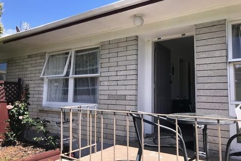 Photo of property in 2/13 Wykeham Place, Glenfield, Auckland, 0629