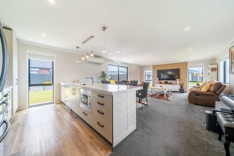 Photo of property in 3 Te Kaeaea Crescent, Wallaceville, Upper Hutt, 5018