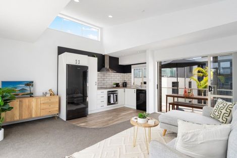 Photo of property in 2/6 Marine Parade, Mount Maunganui, 3116