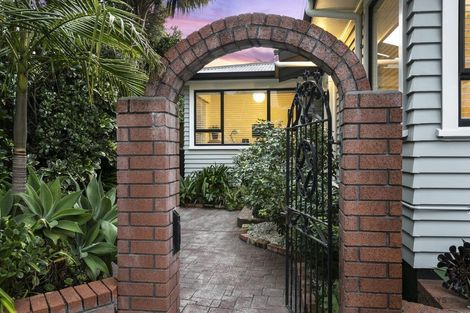 Photo of property in 12 Deane Avenue, Titirangi, Auckland, 0604