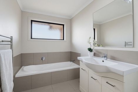 Photo of property in 2 Pegasus Place, Kelvin Grove, Palmerston North, 4414