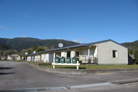 Photo of property in 1-4/24 Gibson Street, Ross, 7812