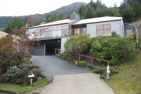 Photo of property in 58 Wynyard Crescent, Fernhill, Queenstown, 9300