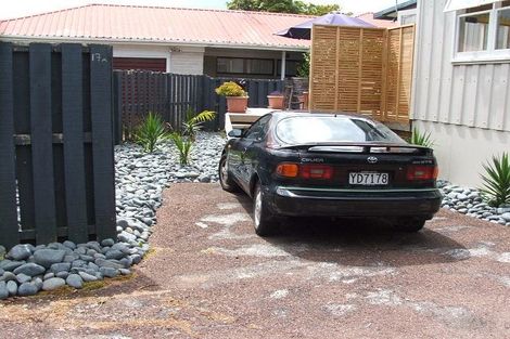 Photo of property in 2/17a Hillcrest Avenue, Hillcrest, Auckland, 0627