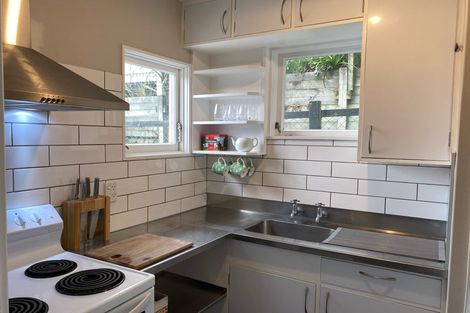 Photo of property in 27 Kellsmere Crescent, Island Bay, Wellington, 6023