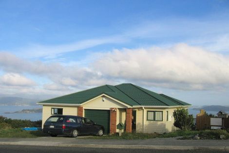 Photo of property in 6a Sunhaven Drive, Newlands, Wellington, 6037