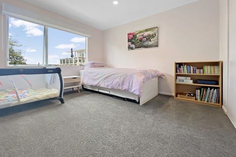 Photo of property in 8a Hauraki Crescent, Pinehill, Auckland, 0632