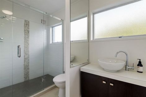 Photo of property in 1/33 Castor Bay Road, Castor Bay, Auckland, 0620