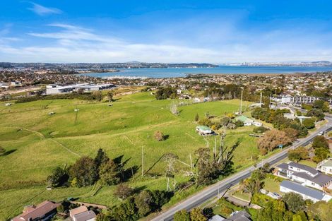 Photo of property in 76 Hobsonville Road, West Harbour, Auckland, 0618