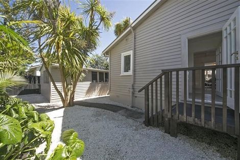 Photo of property in 2/4 Cleve Road, Green Bay, Auckland, 0604