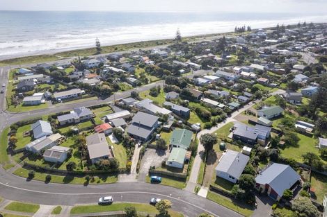 Photo of property in 14 Karaka Street, Otaki Beach, Otaki, 5512
