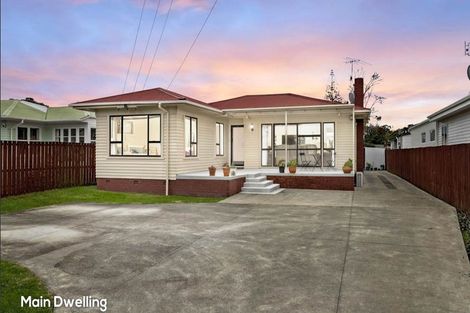 Photo of property in 14 Peachgrove Road, Te Atatu Peninsula, Auckland, 0610
