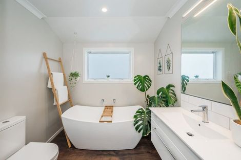 Photo of property in 10 Mahia Lane, Waikanae, 5036