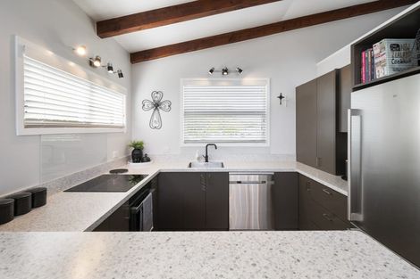 Photo of property in 10 Wikiriwhi Crescent, Awapuni, Palmerston North, 4412