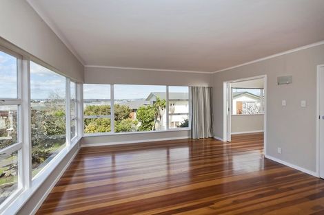 Photo of property in 27 Mcbreen Avenue, Northcote, Auckland, 0627