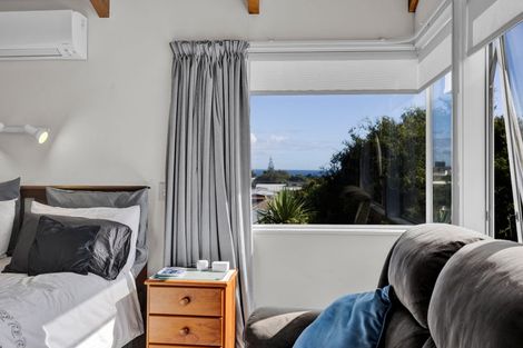 Photo of property in 6 Mayfair Place, Westown, New Plymouth, 4310