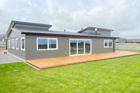 Photo of property in 18 Monaco Grove, Fitzherbert, Palmerston North, 4410