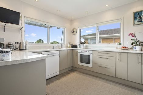 Photo of property in 92 Kiwi Esplanade, Mangere Bridge, Auckland, 2022