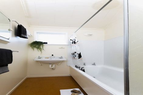 Photo of property in 1/6 Steen Place, Mangere Bridge, Auckland, 2022