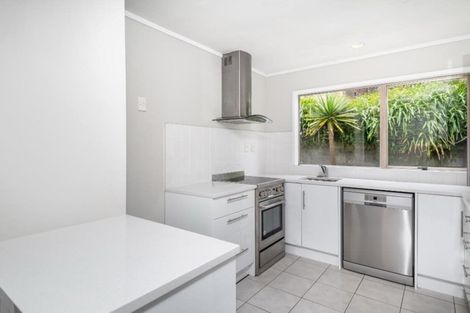 Photo of property in 2/98 Mountbatten Avenue, Hillcrest, Auckland, 0627