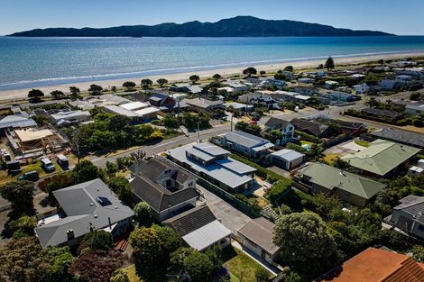 Photo of property in 135 Seaview Road, Paraparaumu Beach, Paraparaumu, 5032