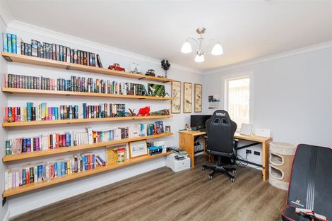 Photo of property in 6 Collins Crescent, Feilding, 4702