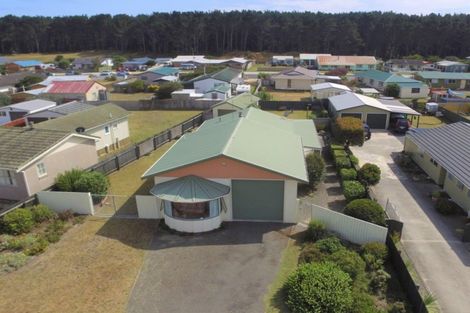 Photo of property in 17 Hennessy Street East, Foxton Beach, Foxton, 4815