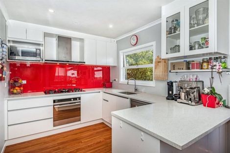 Photo of property in 365 Wairau Road, Totara Vale, Auckland, 0629