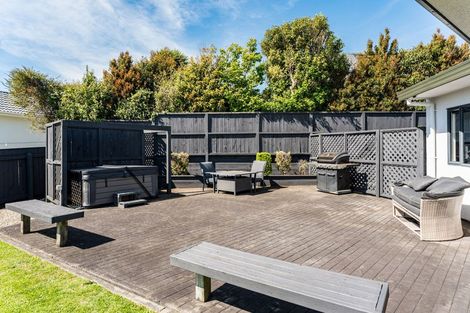 Photo of property in 21 Joseph Banks Drive, Whitby, Porirua, 5024