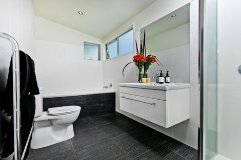 Photo of property in 27 Newbury Place, Schnapper Rock, Auckland, 0632