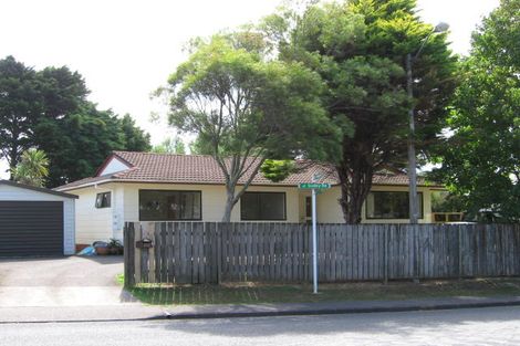 Photo of property in 2/121 Godley Road, Green Bay, Auckland, 0604