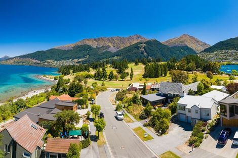 Photo of property in 83 Cedar Drive, Kelvin Heights, Queenstown, 9300