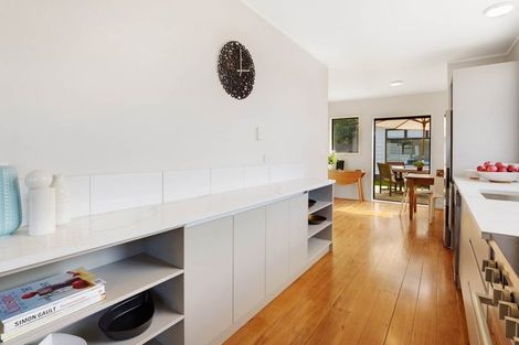Photo of property in 124 Archibald Road, Kelston, Auckland, 0602