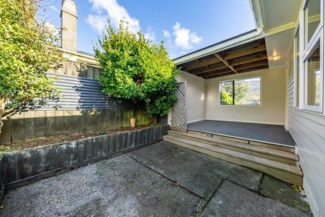 Photo of property in 2/24 Bell Street, Tawa, Wellington, 5028