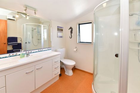 Photo of property in 6 Crown Road, Tindalls Beach, Whangaparaoa, 0930