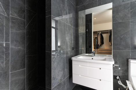 Photo of property in 49 Saint Andrews Square, Strowan, Christchurch, 8052