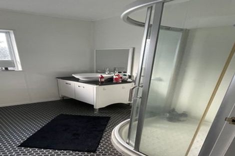 Photo of property in 16 Evesham Place, Newlands, Wellington, 6037