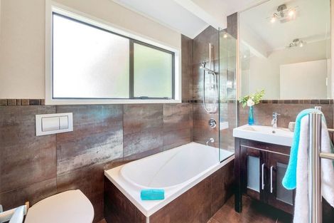 Photo of property in 1/31 Deverell Place, Northcross, Auckland, 0632