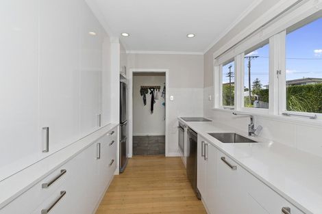 Photo of property in 90 Tiroroa Avenue, Te Atatu South, Auckland, 0610