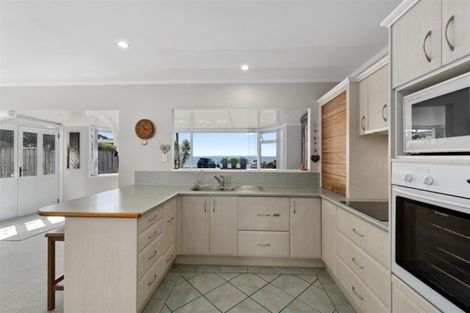 Photo of property in 2/31 Manly Esplanade, Browns Bay, Auckland, 0630