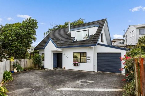 Photo of property in 2/3 Lantana Road, Green Bay, Auckland, 0604