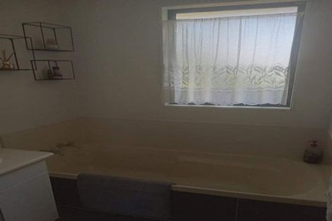 Photo of property in 17 Oreil Avenue, West Harbour, Auckland, 0618