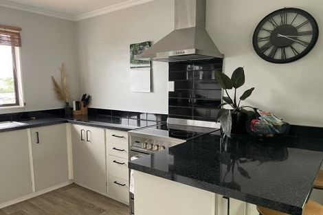 Photo of property in 2/4 Colonial Place, Kelvin Grove, Palmerston North, 4414