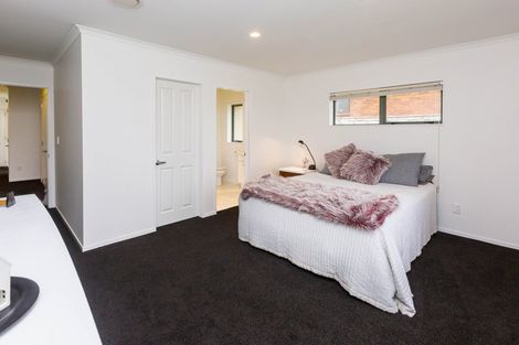 Photo of property in 32 Percy Kinsman Crescent, Riverstone Terraces, Upper Hutt, 5018