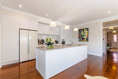 Photo of property in 18 William Bond Street, Stanley Point, Auckland, 0624