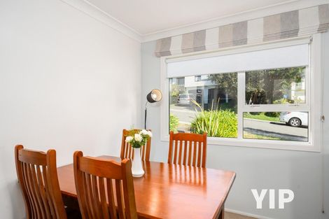 Photo of property in 4 Fernhaven Grove, Newlands, Wellington, 6037
