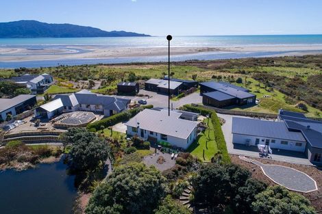 Photo of property in 18 Takahe Drive, Paraparaumu Beach, Paraparaumu, 5032